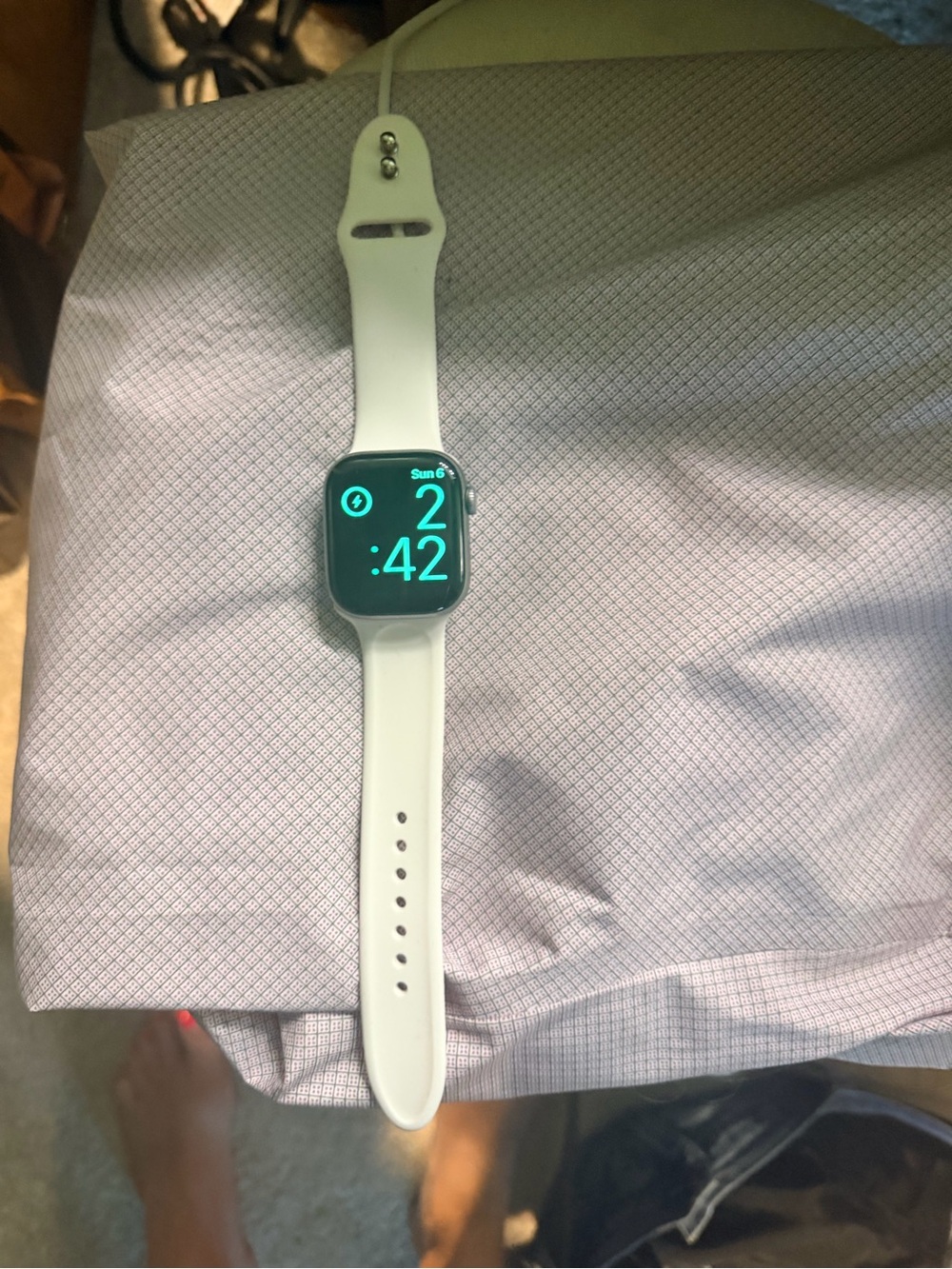 White Smartwatch with Silicone Band - Modern Touchscreen Wearable